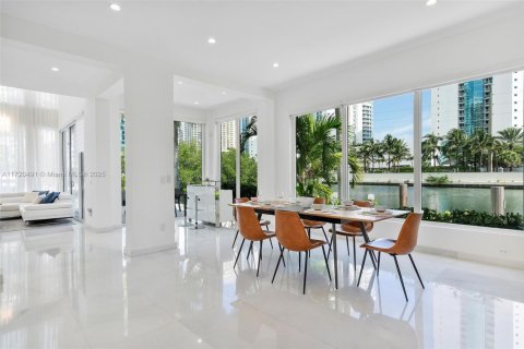 Villa ou maison à vendre à Sunny Isles Beach, Floride: 4 chambres, 277.87 m2 № 1938409 - photo 6