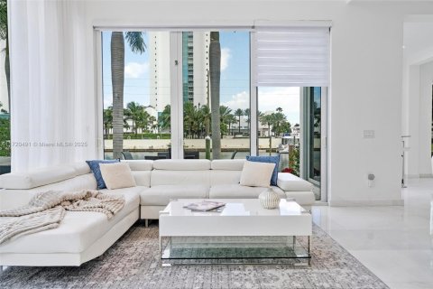 Casa en venta en Sunny Isles Beach, Florida, 4 dormitorios, 277.87 m2 № 1938409 - foto 13