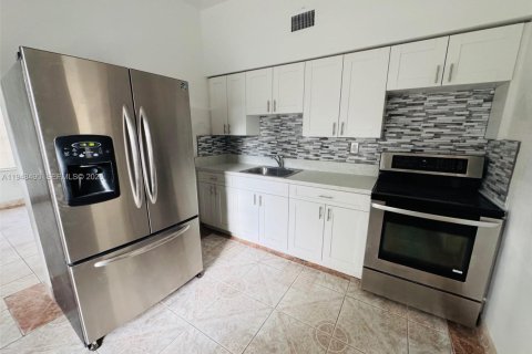 Снять в аренду виллу или дом в Опа-Локка, Флорида 3 спальни, 96.99м2, № 2004421 - фото 3