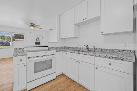 House in Saint Petersburg, Florida 2 bedrooms, 107.77 sq.m. № 1866609 - photo 10