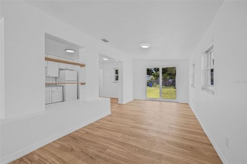 House in Saint Petersburg, Florida 2 bedrooms, 107.77 sq.m. № 1866609 - photo 7