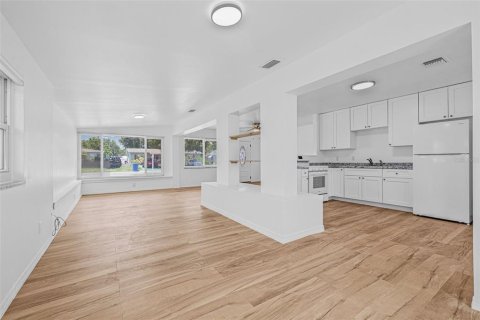 House in Saint Petersburg, Florida 2 bedrooms, 107.77 sq.m. № 1866609 - photo 9