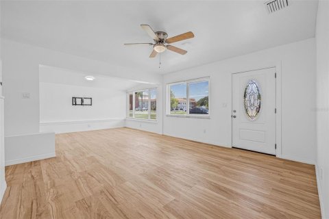 House in Saint Petersburg, Florida 2 bedrooms, 107.77 sq.m. № 1866609 - photo 5