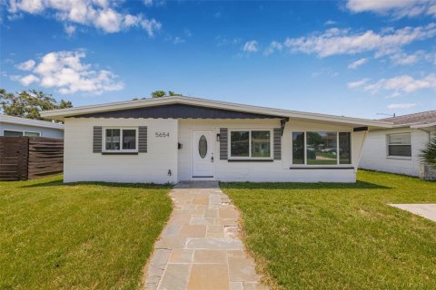 House in Saint Petersburg, Florida 2 bedrooms, 107.77 sq.m. № 1866609 - photo 1