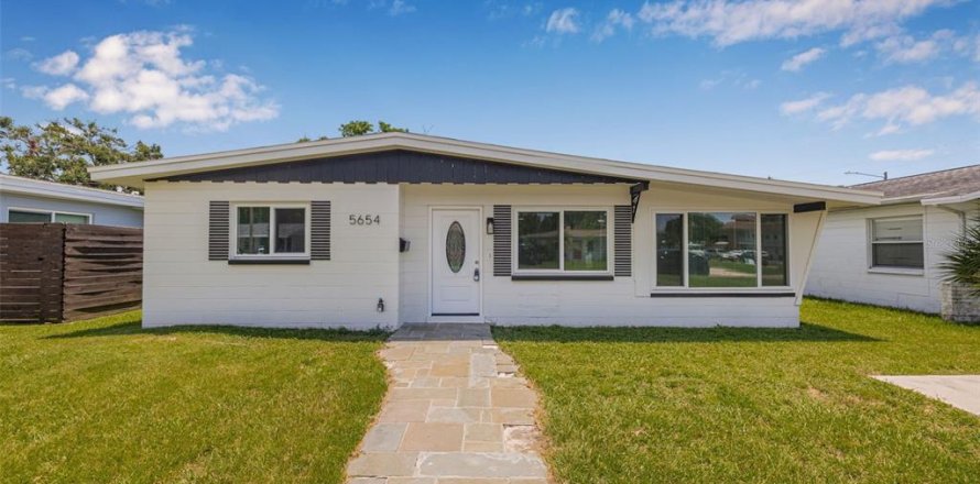 House in Saint Petersburg, Florida 2 bedrooms, 107.77 sq.m. № 1866609