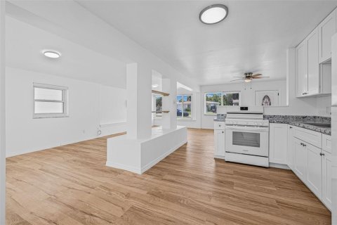 House in Saint Petersburg, Florida 2 bedrooms, 107.77 sq.m. № 1866609 - photo 8
