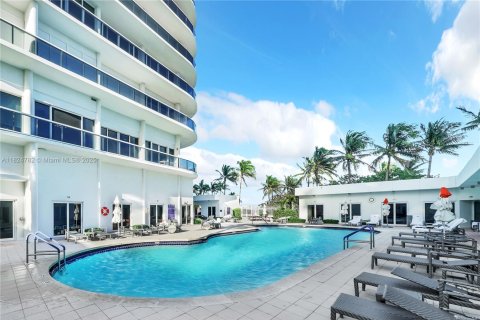 Condo in Bal Harbour, Florida, 2 bedrooms  № 1792575 - photo 24