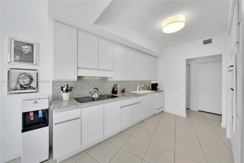Condo in Bal Harbour, Florida, 2 bedrooms  № 1792575 - photo 9