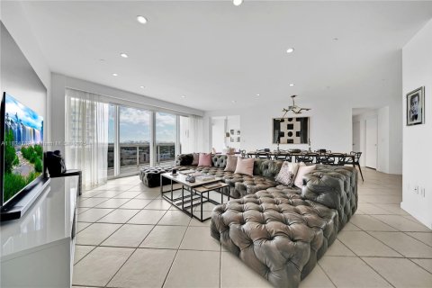Condo in Bal Harbour, Florida, 2 bedrooms  № 1792575 - photo 1