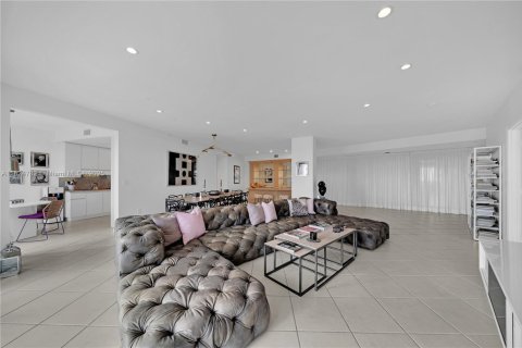 Condo in Bal Harbour, Florida, 2 bedrooms  № 1792575 - photo 3