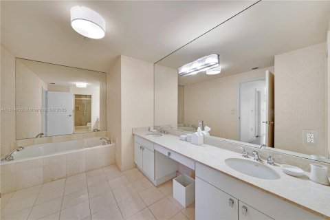 Condo in Bal Harbour, Florida, 2 bedrooms  № 1792575 - photo 14