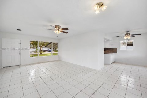 Casa en venta en Cutler Bay, Florida, 3 dormitorios, 118.45 m2 № 1965864 - foto 5