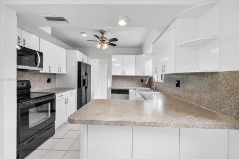 Casa en venta en Cutler Bay, Florida, 3 dormitorios, 118.45 m2 № 1965864 - foto 8