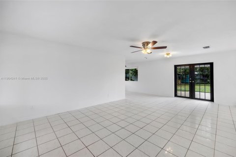 Casa en venta en Cutler Bay, Florida, 3 dormitorios, 118.45 m2 № 1965864 - foto 3
