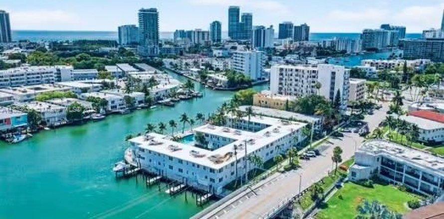 Condominio en Miami Beach, Florida, 2 dormitorios  № 1979950