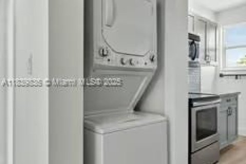 Condominio en venta en Miami Beach, Florida, 2 dormitorios, 75.16 m2 № 1979950 - foto 17