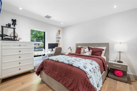 House in Coral Gables, Florida 4 bedrooms, 283.17 sq.m. № 2072144 - photo 15