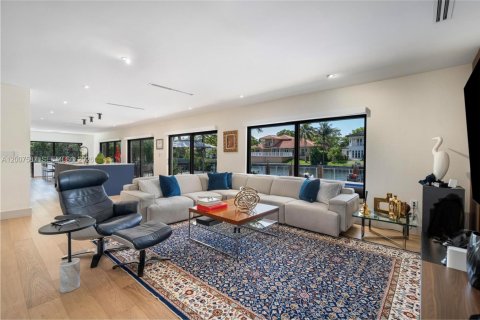 House in Coral Gables, Florida 4 bedrooms, 283.17 sq.m. № 2072144 - photo 4