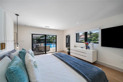 House in Coral Gables, Florida 4 bedrooms, 283.17 sq.m. № 2072144 - photo 10