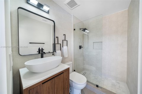 House in Coral Gables, Florida 4 bedrooms, 283.17 sq.m. № 2072144 - photo 21