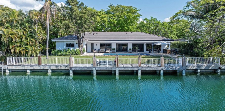 House in Coral Gables, Florida 4 bedrooms, 283.17 sq.m. № 2072144