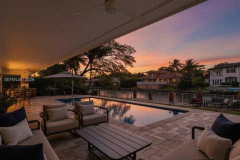 House in Coral Gables, Florida 4 bedrooms, 283.17 sq.m. № 2072144 - photo 24