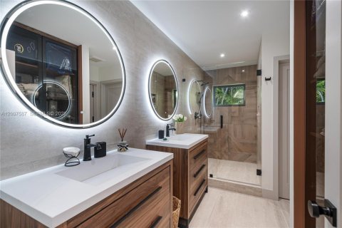 House in Coral Gables, Florida 4 bedrooms, 283.17 sq.m. № 2072144 - photo 12