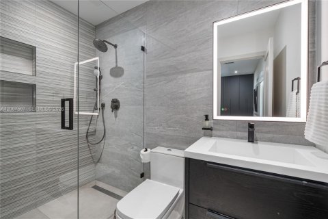 House in Coral Gables, Florida 4 bedrooms, 283.17 sq.m. № 2072144 - photo 18
