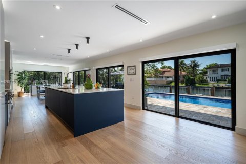 House in Coral Gables, Florida 4 bedrooms, 283.17 sq.m. № 2072144 - photo 6