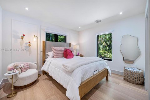 House in Coral Gables, Florida 4 bedrooms, 283.17 sq.m. № 2072144 - photo 13