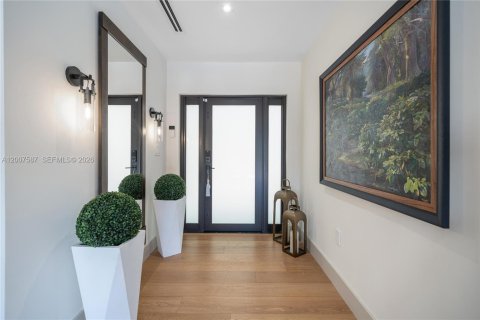 House in Coral Gables, Florida 4 bedrooms, 283.17 sq.m. № 2072144 - photo 30