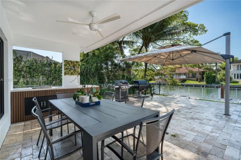 House in Coral Gables, Florida 4 bedrooms, 283.17 sq.m. № 2072144 - photo 27