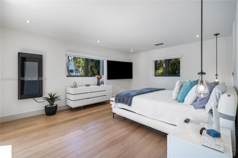 House in Coral Gables, Florida 4 bedrooms, 283.17 sq.m. № 2072144 - photo 11