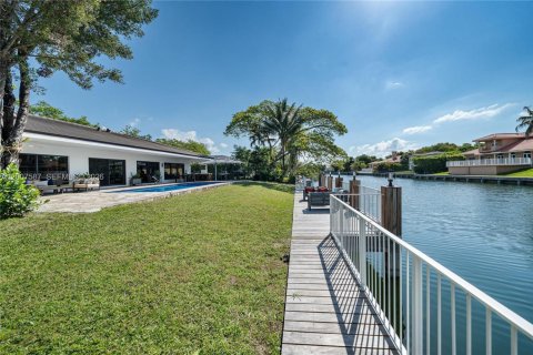 House in Coral Gables, Florida 4 bedrooms, 283.17 sq.m. № 2072144 - photo 28