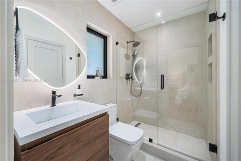 House in Coral Gables, Florida 4 bedrooms, 283.17 sq.m. № 2072144 - photo 14