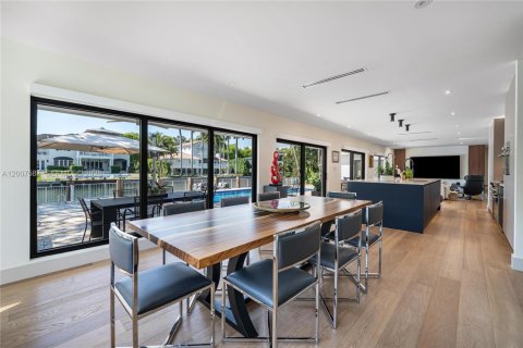 House in Coral Gables, Florida 4 bedrooms, 283.17 sq.m. № 2072144 - photo 7
