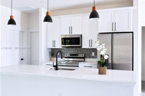 Casa en venta en Lehigh Acres, Florida, 3 dormitorios, 130.62 m2 № 2046730 - foto 2