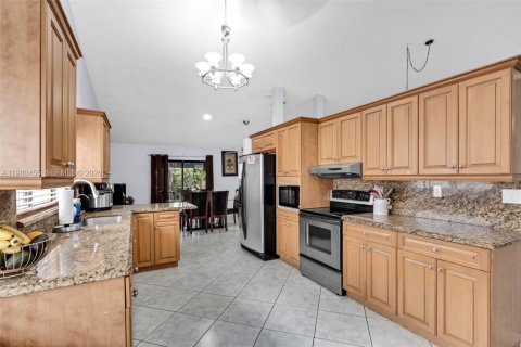 House in Lauderhill, Florida 3 bedrooms, 175.59 sq.m. № 2051258 - photo 8