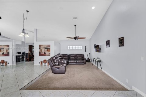 House in Lauderhill, Florida 3 bedrooms, 175.59 sq.m. № 2051258 - photo 5