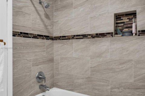 House in Lauderhill, Florida 3 bedrooms, 175.59 sq.m. № 2051258 - photo 20