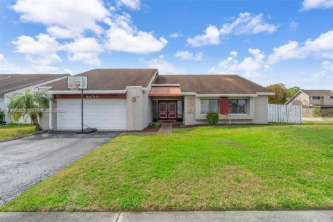 House in Lauderhill, Florida 3 bedrooms, 175.59 sq.m. № 2051258