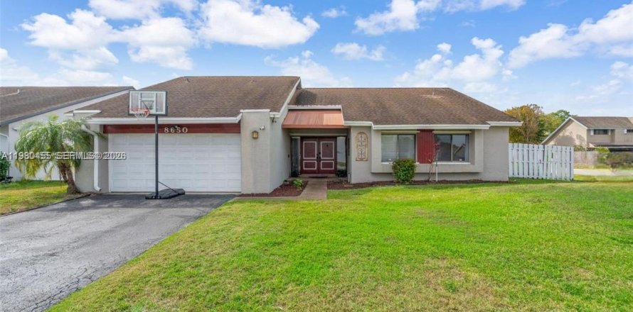 House in Lauderhill, Florida 3 bedrooms, 175.59 sq.m. № 2051258