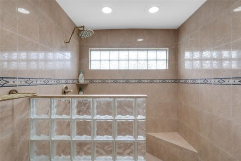 House in Lauderhill, Florida 3 bedrooms, 175.59 sq.m. № 2051258 - photo 16