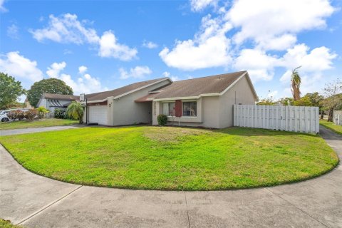 House in Lauderhill, Florida 3 bedrooms, 175.59 sq.m. № 2051258 - photo 2