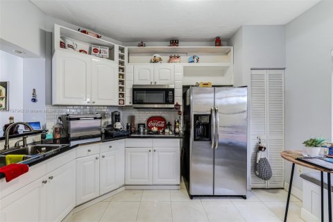 Condo in Miami, Florida, 3 bedrooms  № 1738219 - photo 6