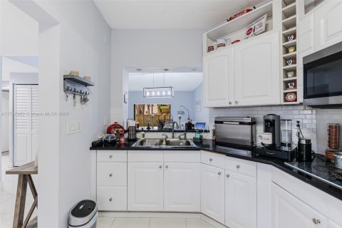 Condo in Miami, Florida, 3 bedrooms  № 1738219 - photo 9