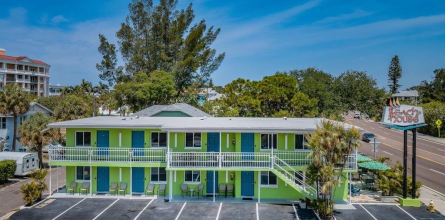 Commercial property in Treasure Island, Florida 351.17 sq.m. № 1249300