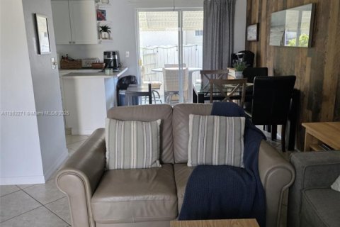Condo in Hollywood, Florida, 1 bedroom  № 1893310 - photo 30