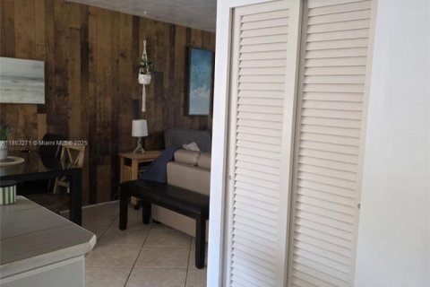 Condo in Hollywood, Florida, 1 bedroom  № 1893310 - photo 9