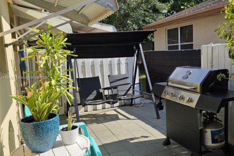 Condo in Hollywood, Florida, 1 bedroom  № 1893310 - photo 12